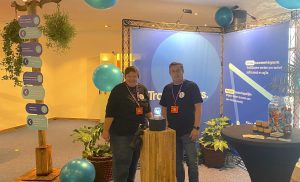 Regina en Ruud poseren op de TrailBlazers stand op de J-Fall 2021