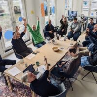 TrailBlazers aan de grote tafel op kantoor