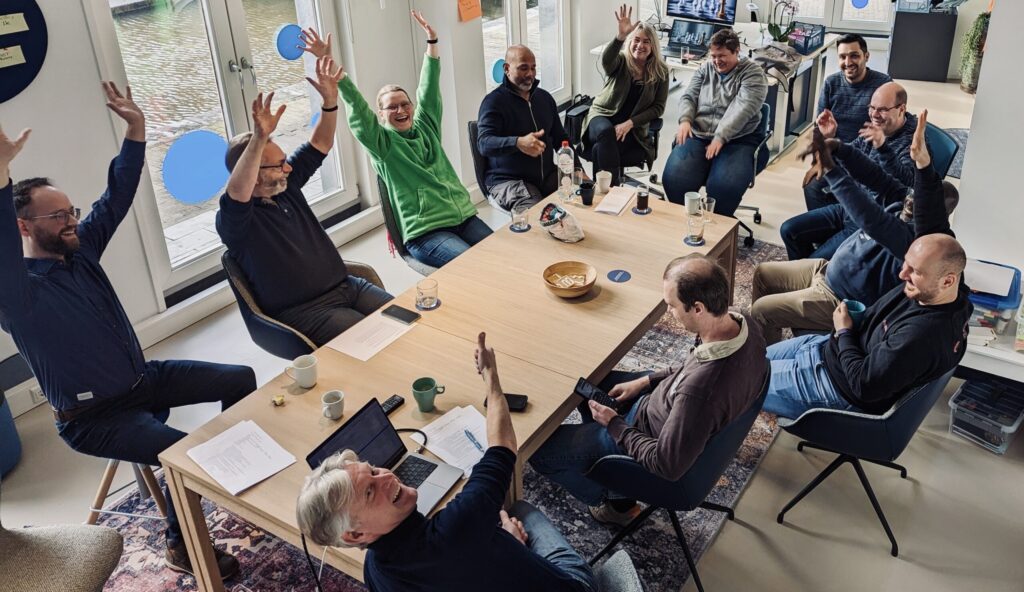 TrailBlazers aan de grote tafel op kantoor
