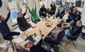 TrailBlazers aan de grote tafel op kantoor