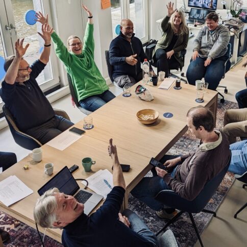 TrailBlazers aan de grote tafel op kantoor