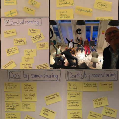 Collage van posters met post-it's en foto van aanwezigen