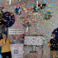 Een confettiregen ter ere van de in produktie name van de AED Checker applicatie