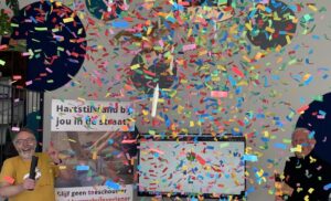 Een confettiregen ter ere van de in produktie name van de AED Checker applicatie