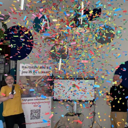 Een confettiregen ter ere van de in produktie name van de AED Checker applicatie